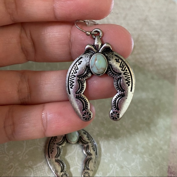 Horseshoe earrings - Picture 3 of 3